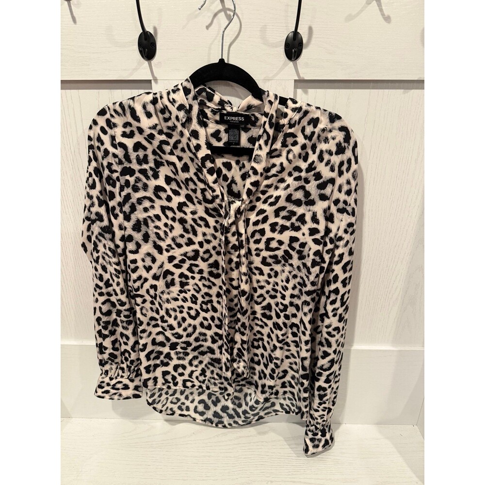 Express conscious edit portofino medium white leopard blouse